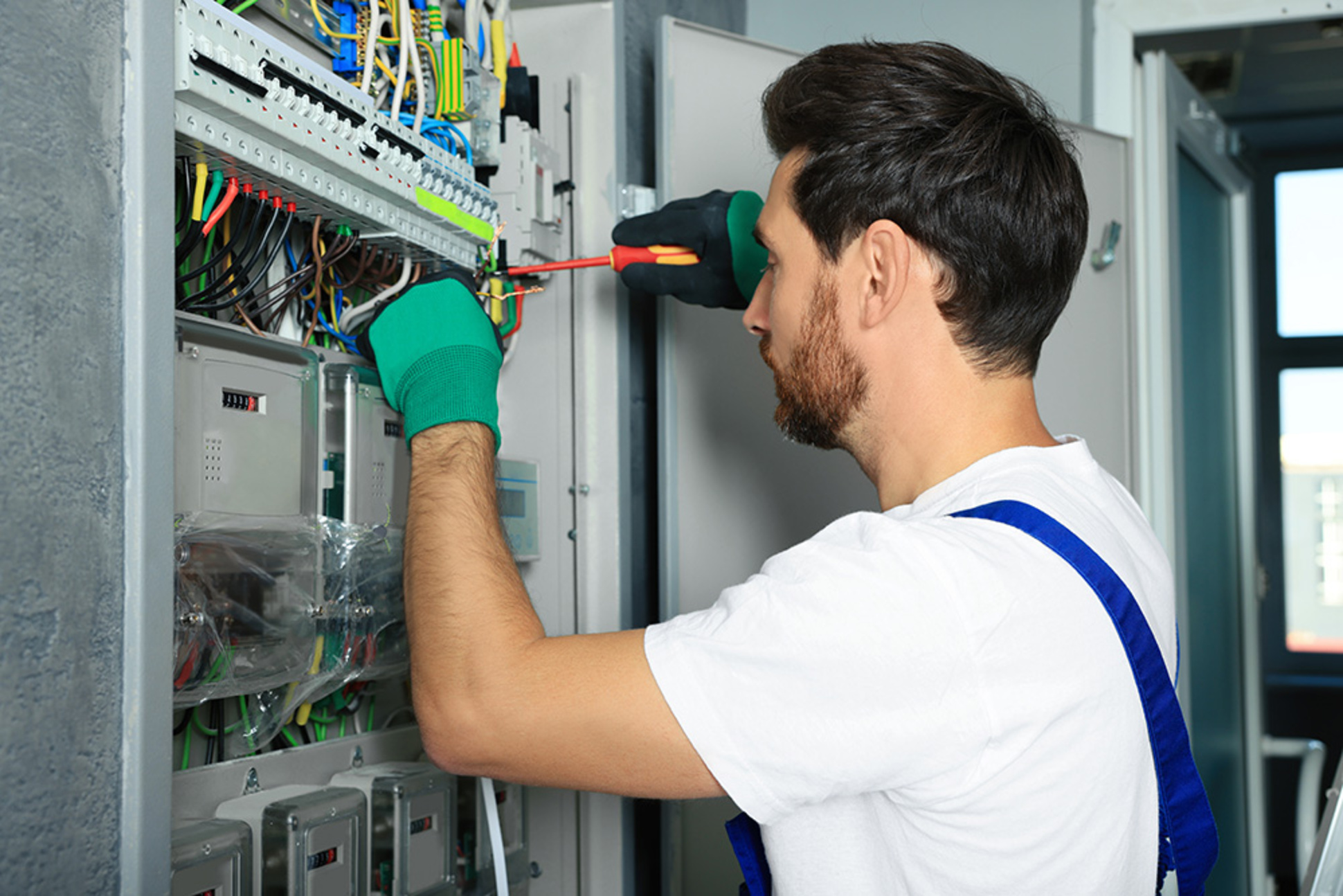 Nieder&shy;spannungs&shy;anlagen bei Rasch Gmbh in Brachttal